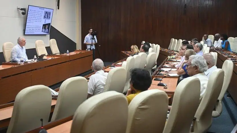 El Primer Secretario del Comité Central del Partido Comunista y Presidente de la República, Miguel Díaz-Canel Bermúdez, sostuvo un nuevo encuentro con expertos y científicos